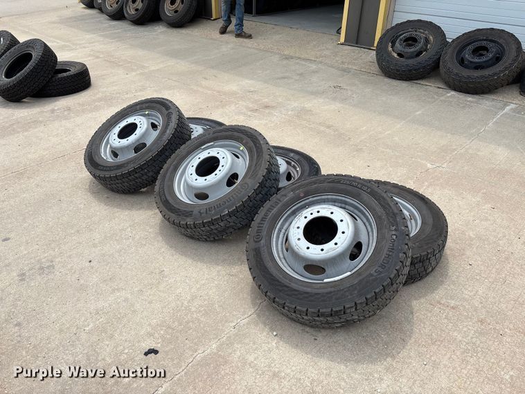 (6) Continental HDR5 225/70R19.5 tires and wheels - FC1666