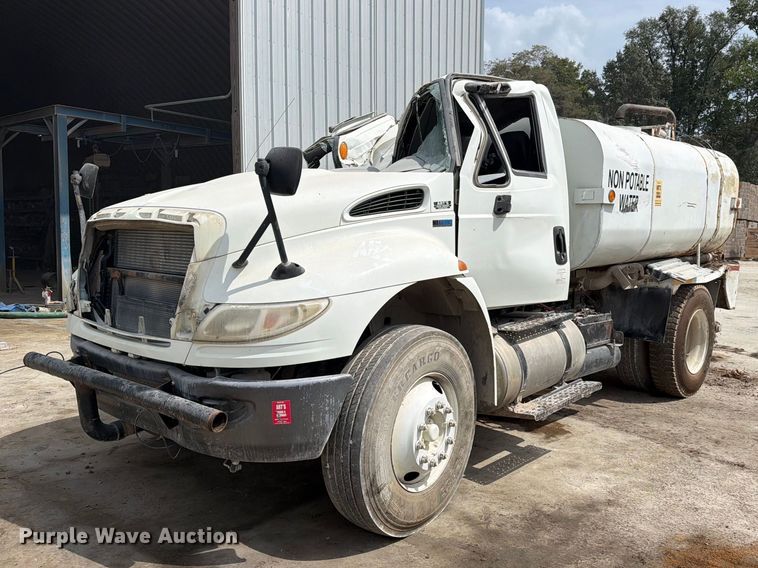 2015 International 4300 water truck - FC3332