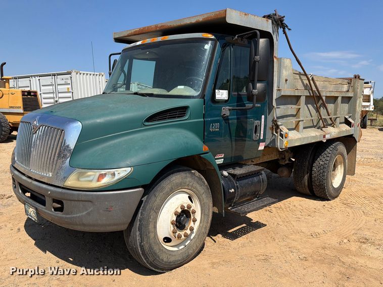 2006 International 4200 dump truck - FI0380