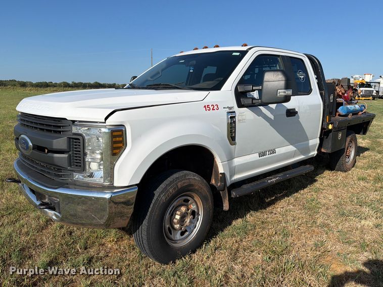 2018 Ford F250 Super Duty flatbed pickup truck - FK5163