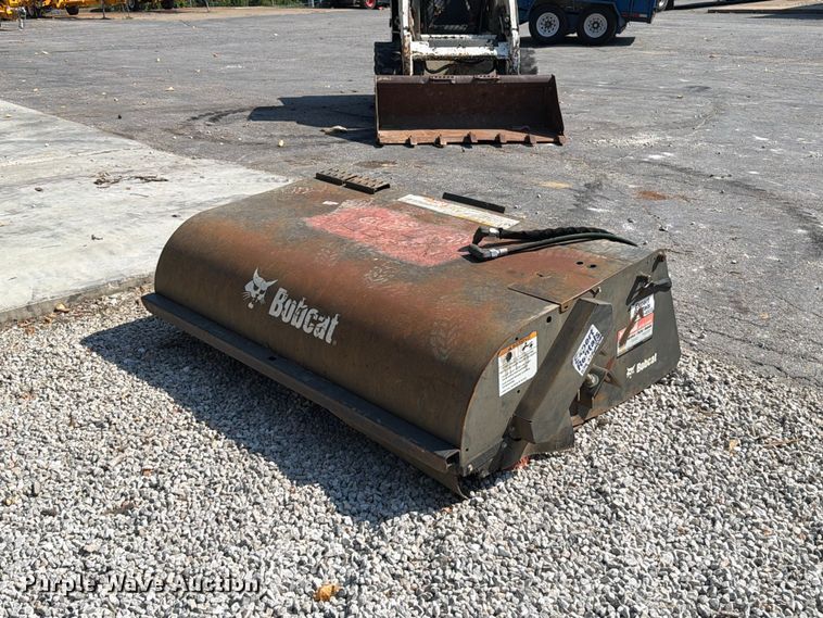 2019 Bobcat 72 skid steer sweeper - FT6227