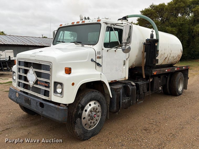 1989 International 2375 vacuum truck - FT6714