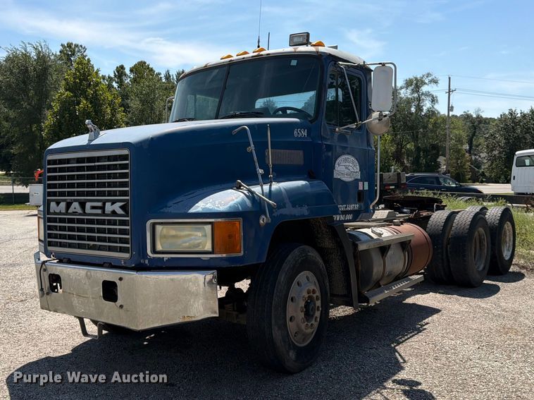1996 Mack CH613 semi truck - FU4602