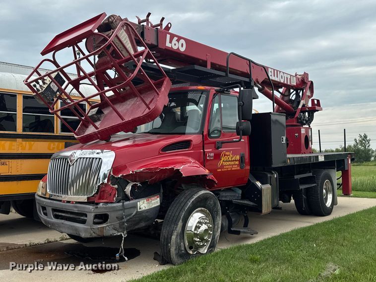 2007 International 4300 bucket truck - YA4010