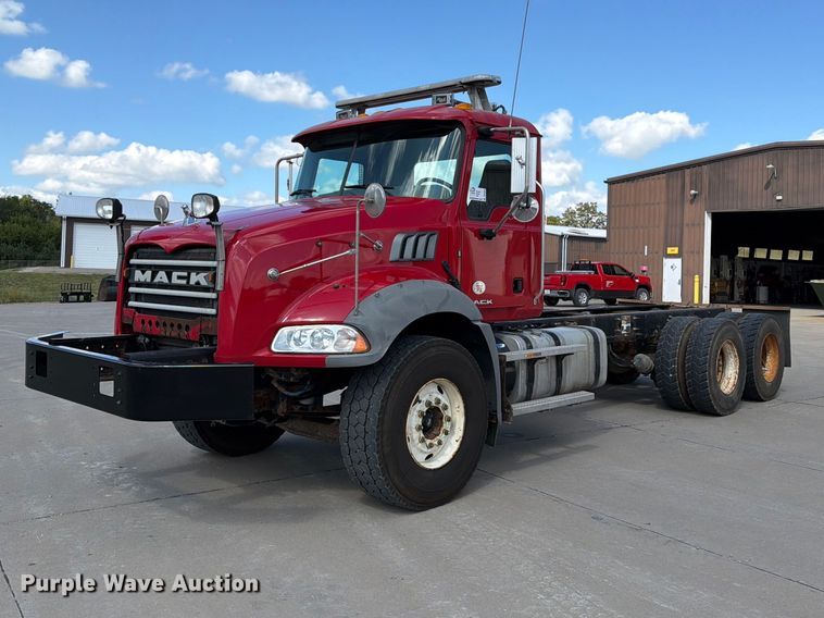 2015 Mack GU813 truck cab and chassis - DV2063