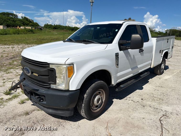 2017 Ford F250 Super Duty Ext. Cab utility bed pickup truck - DV7323