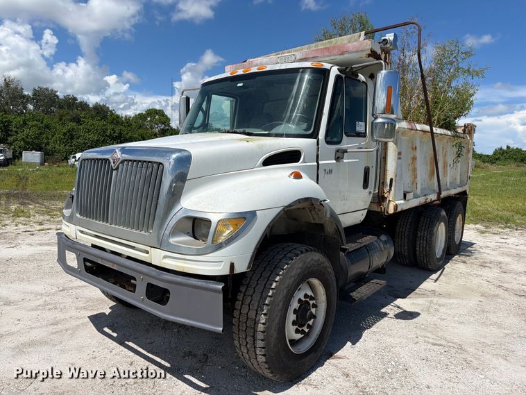 2003 International 7600 dump truck - DV7325