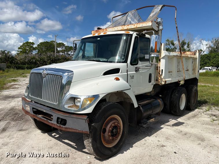 2004 International 7400 dump truck - DV7331