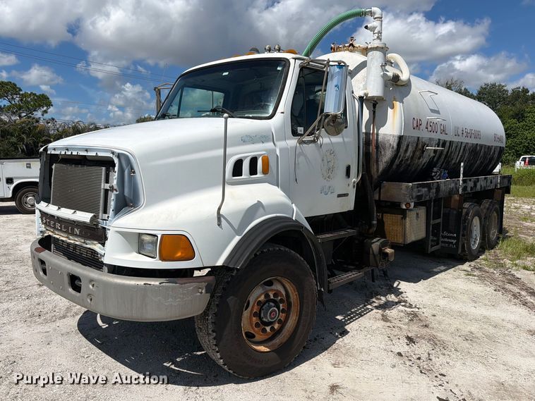 2004 Sterling Truck L9500 Series vacuum truck - DV7332
