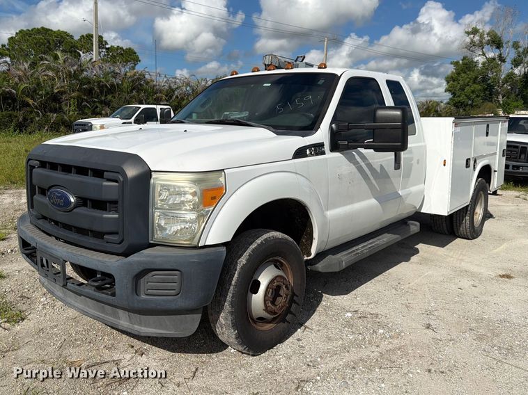 2015 Ford F350 Super Duty Ext. Cab utility bed pickup truck - DV7333