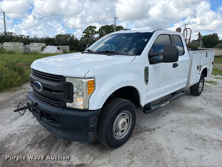 2017 Ford F250 Super Duty Ext. Cab utility bed pickup truck - DV7334