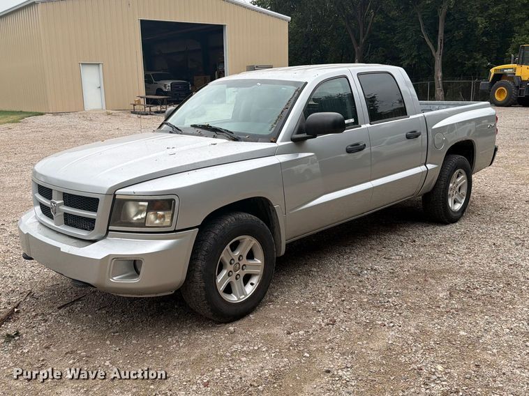 2010 Dodge Dakota Crew Cab pickup truck - DY3428