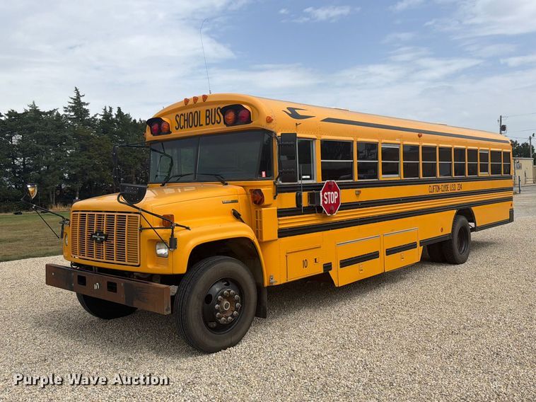 2001 Chevrolet B7 school bus - DY3456