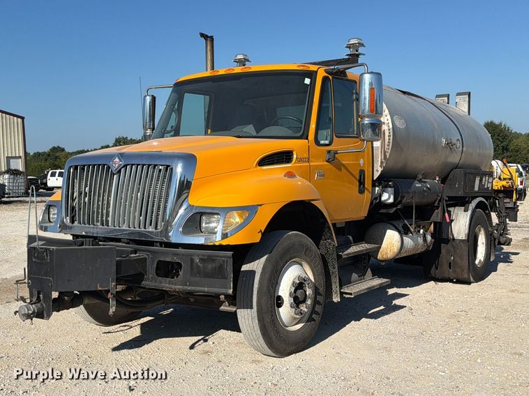 2006 International 7300 oil distributor truck - DZ4743