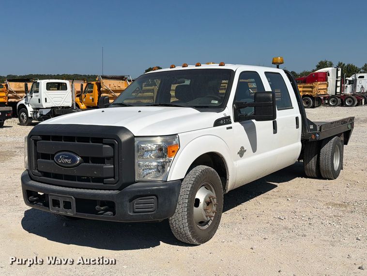 2015 Ford F350 Super Duty XL Crew Cab flatbed pickup truck - DZ4744