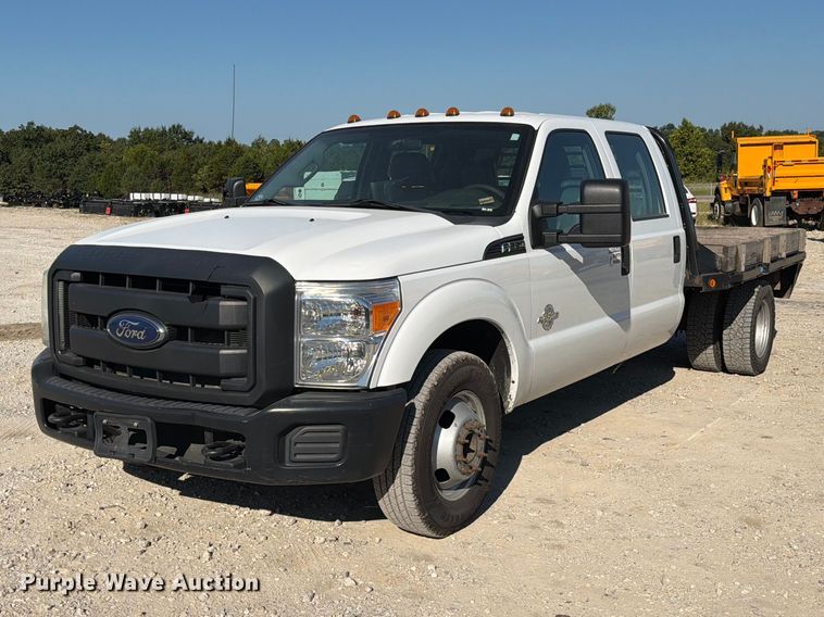2015 Ford F350 Super Duty XL Crew Cab flatbed pickup truck - DZ4745