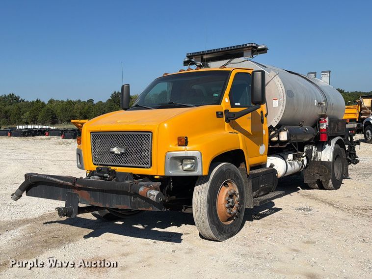 2004 Chevrolet C7500 oil distributor truck - DZ4747