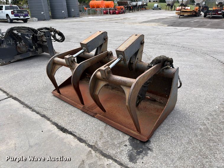 Skid steer grapple bucket - DZ4765