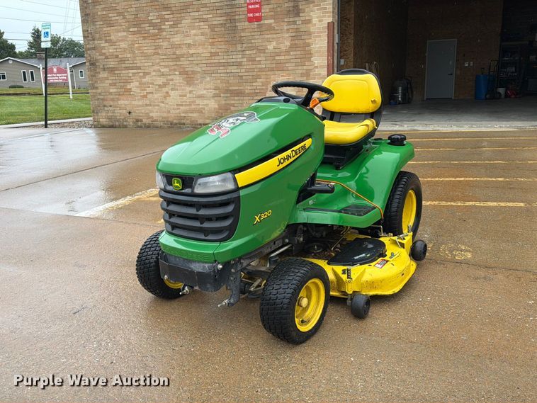 2010 John Deere X320 lawn mower - DZ4780