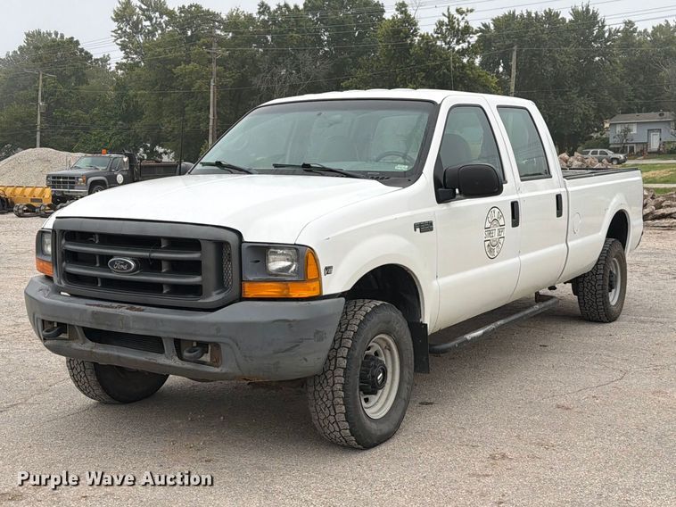 1999 Ford F350 Super Duty Crew Cab pickup truck - DZ4882