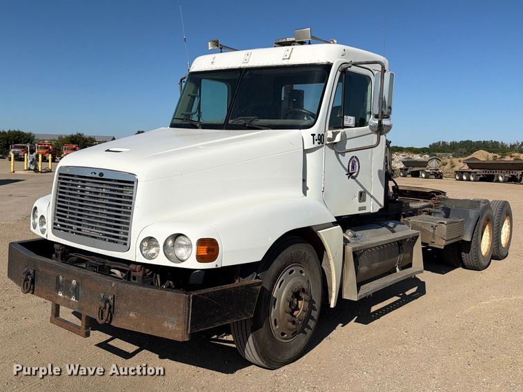 2000 Freightliner Conventional semi truck - EA0509