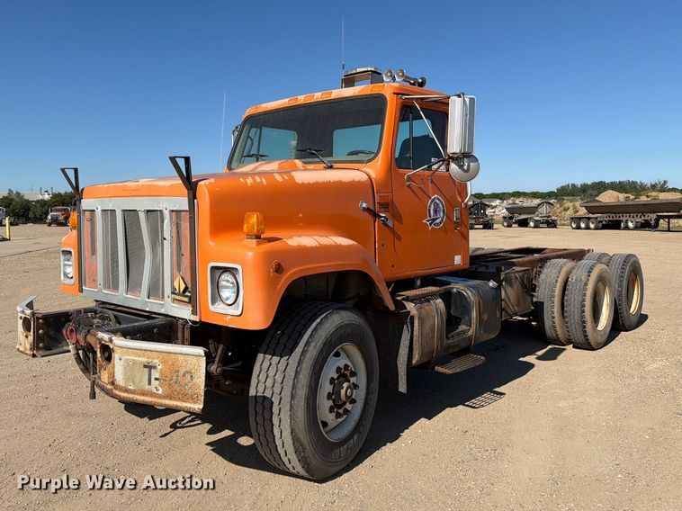 1999 International F-2574 truck cab and chassis - EA0514