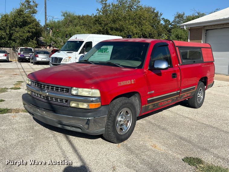 2002 Chevrolet Silverado 1500 pickup truck - ES8124