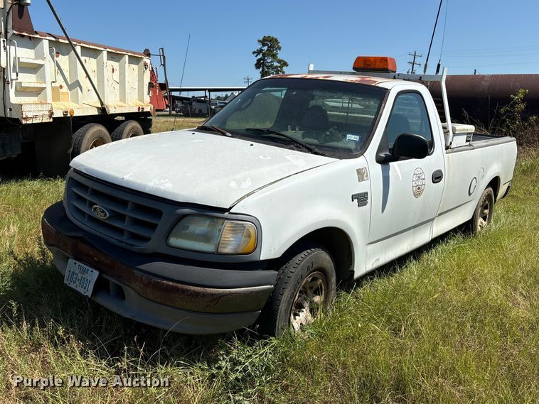 2002 Ford F150 pickup truck - EU0831