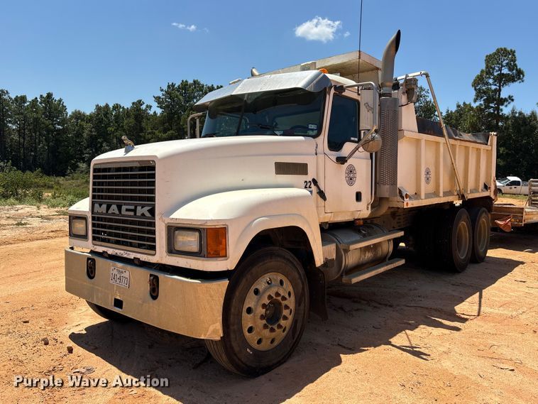 2005 Mack CHN dump truck - EU0833