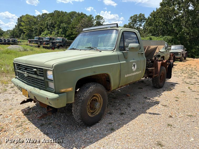 1986 Chevrolet D30 pickup truck cab and chassis - EX2591