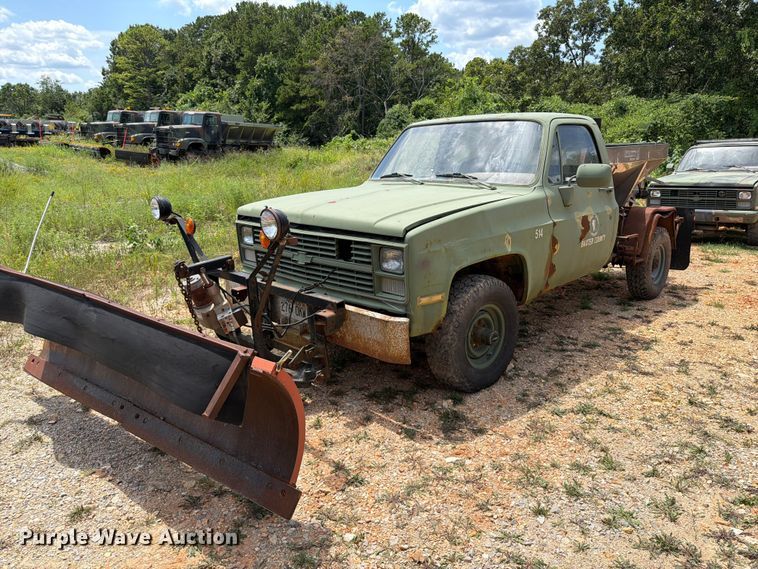1985 Chevrolet D30 pickup truck cab and chassis - EX2592