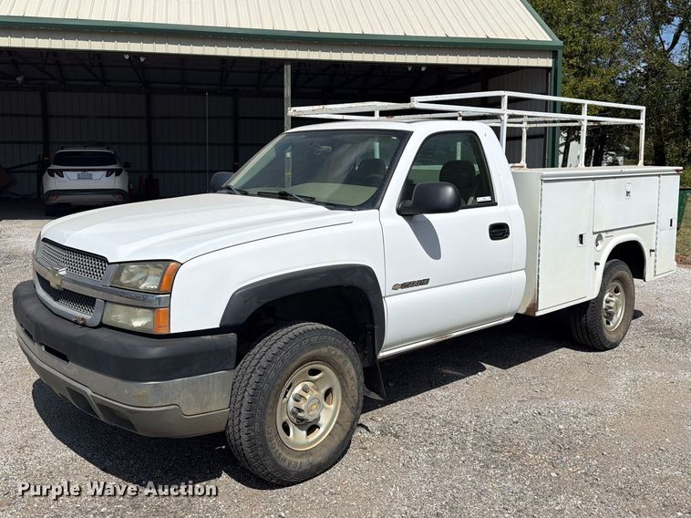 2004 Chevrolet Silverado 2500HD utility bed pickup truck - EX4282