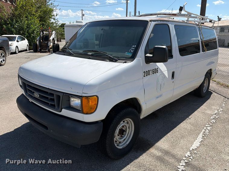 2003 Ford E150 van - FB8892