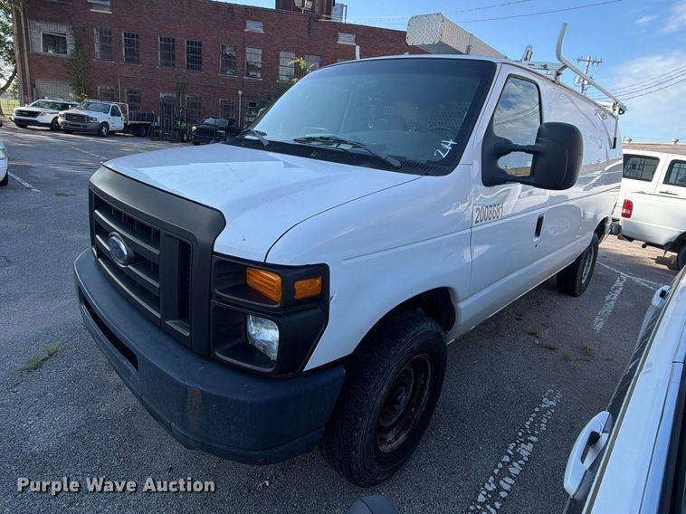 2008 Ford E350 van - FB8893