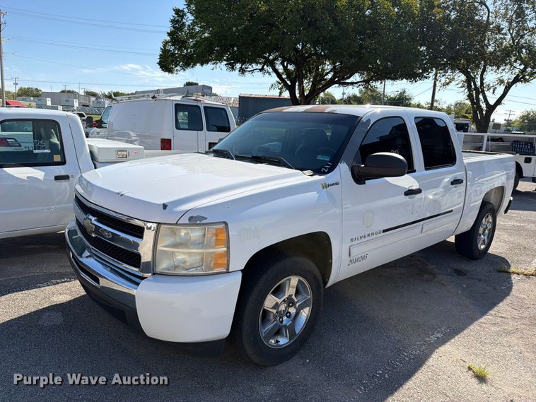 2010 Chevrolet Silverado 1500 Crew Cab pickup truck - FB8896