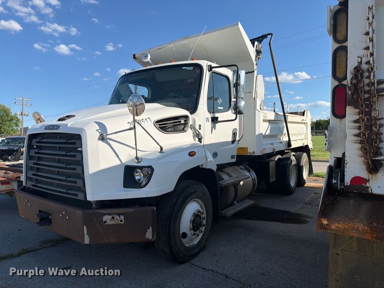 2018 Freightliner 114SD dump truck - FB8903
