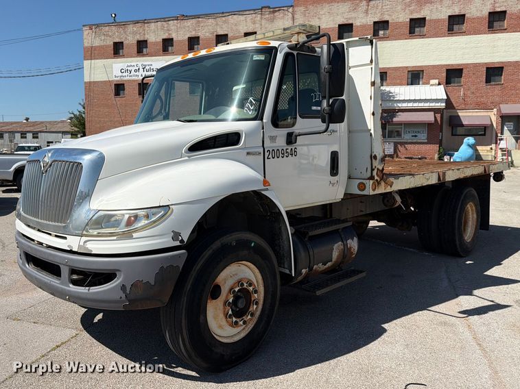 2009 International DuraStar 4400 flatbed truck - FB8908