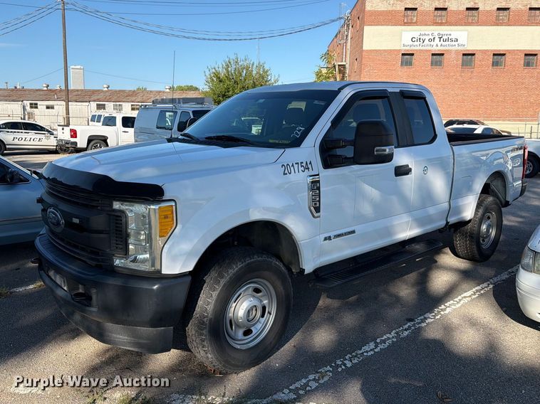 2017 Ford F250 Super Duty Ext. Cab pickup truck - FB8909