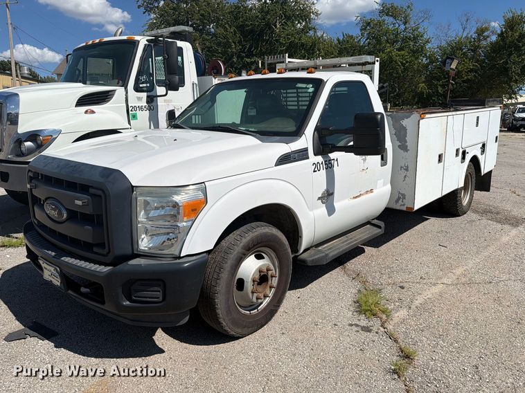 2015 Ford F350 Super Duty utility bed pickup truck - FB8910