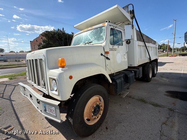 2002 International F2554 dump truck - FB8917