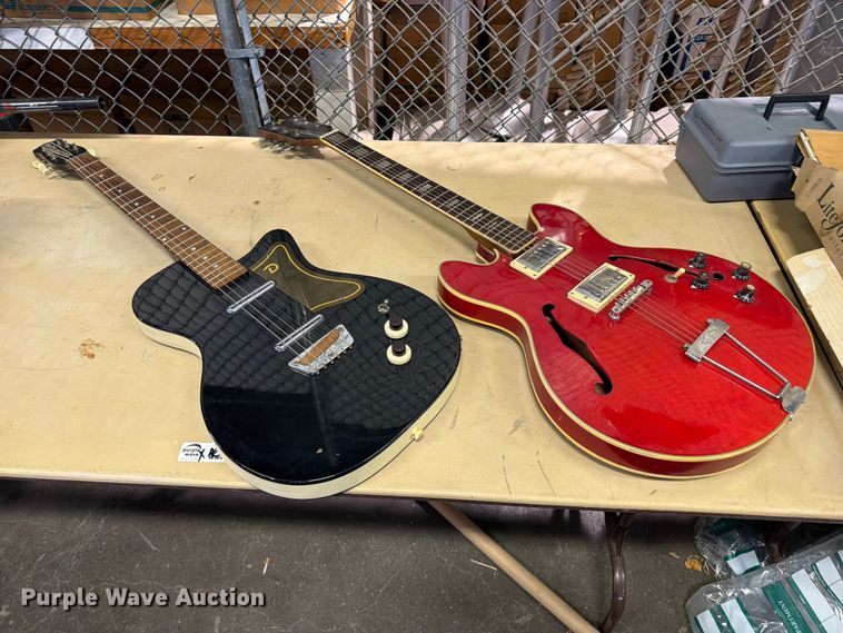(2) electric guitars - FB8929
