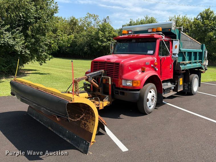 1999 International 4900 dump truck - FG3014
