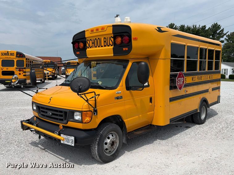 2005 Ford E450 school bus - FK4059