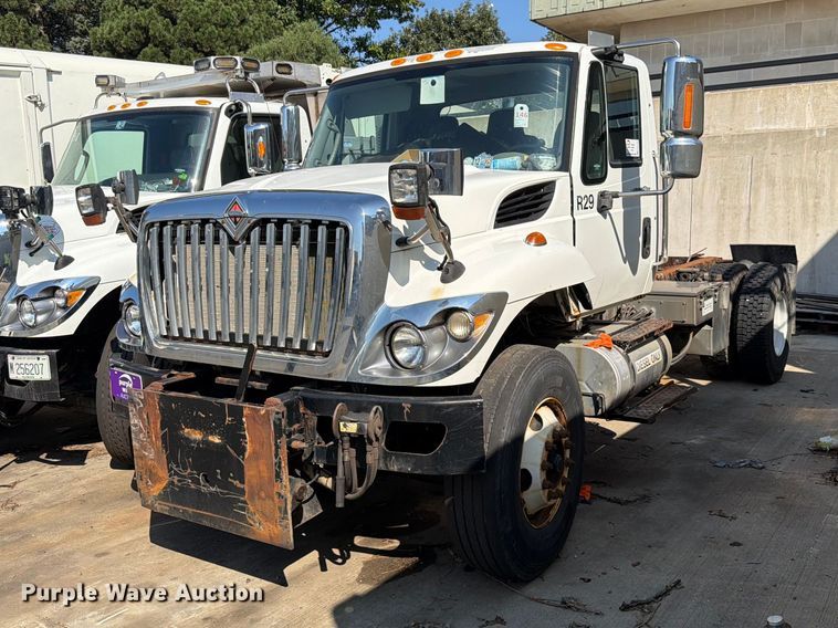2014 International 7400 truck cab and chassis - FK4168