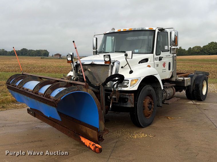 2006 International 7400 truck cab and chassis - FK4170