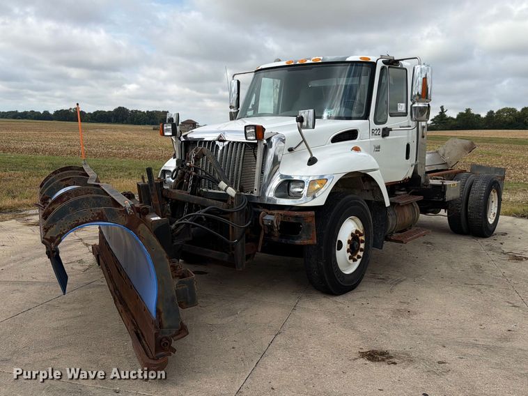 2006 International 7400 truck cab and chassis - FK4171