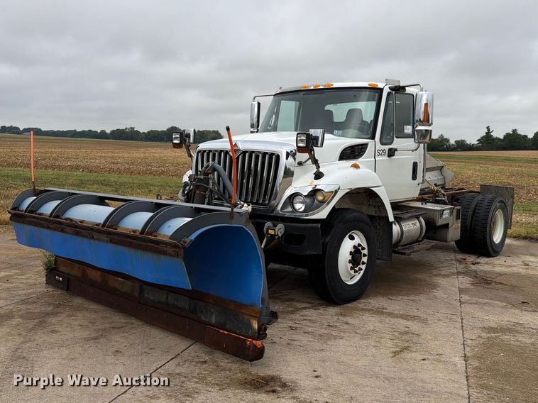 2013 International 7400 truck cab and chassis - FK4172