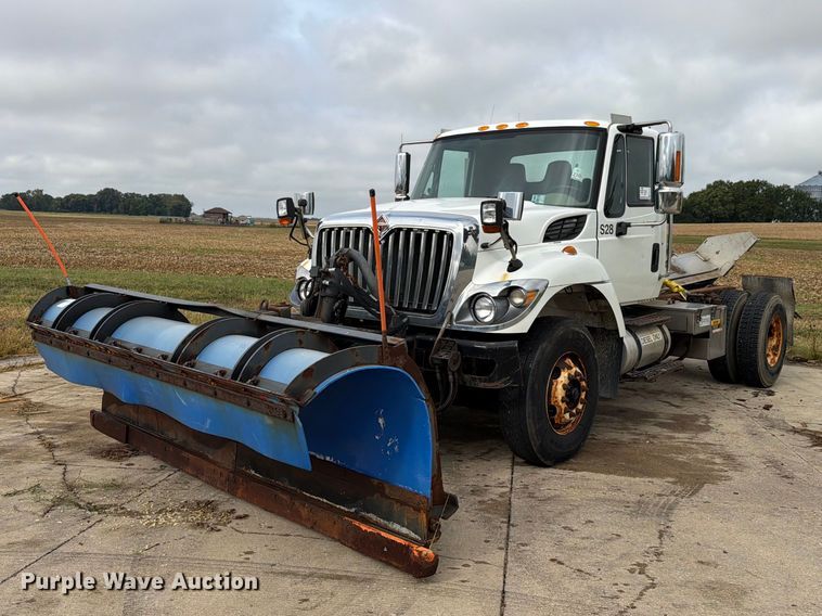 2014 International 7400 truck cab and chassis - FK4173