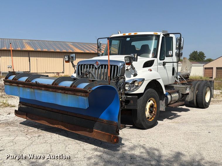 2017 International 7400 truck cab and chassis - FK4174