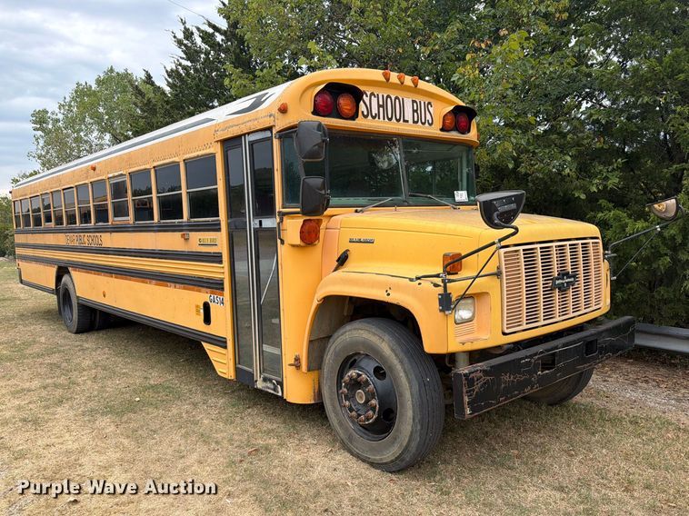 2002 Chevrolet B7 school bus - FK5145
